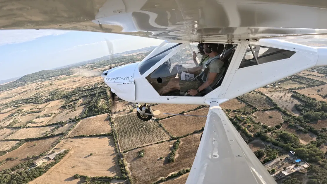 Avioneta en vuelo sobre la costa mallorquina
